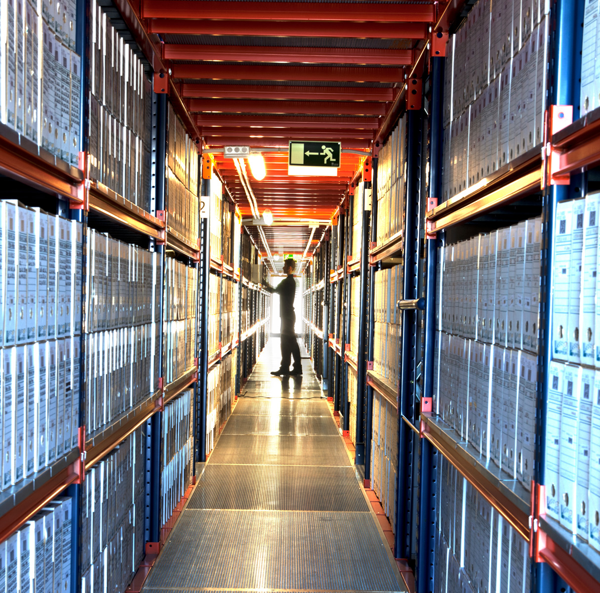 Pasillo del archivo de Papyrum en Colmenar Viejo, con estanterías de cajas de documentación