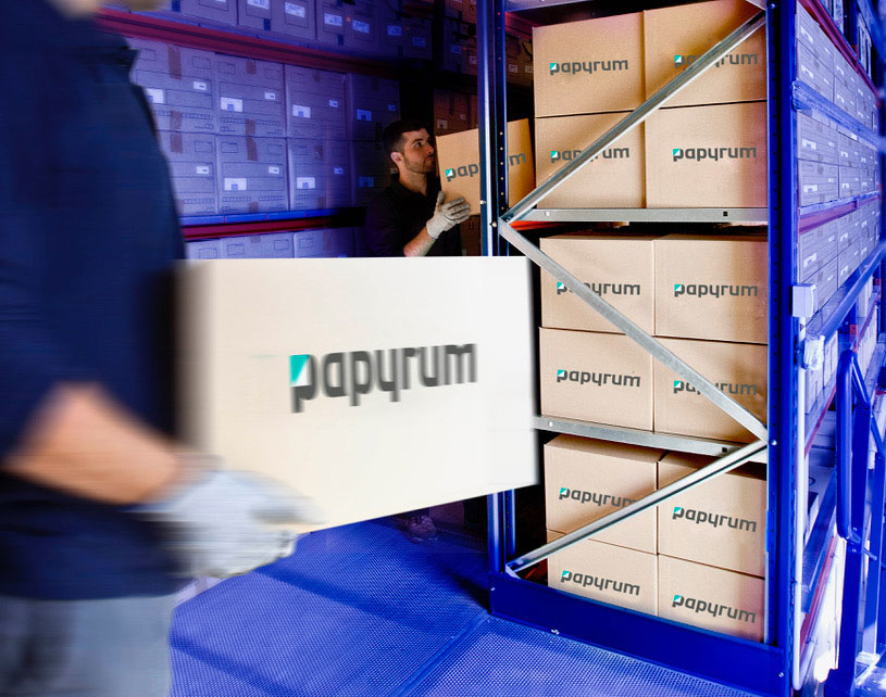 Técnico de Papyrum con una caja de archivo
